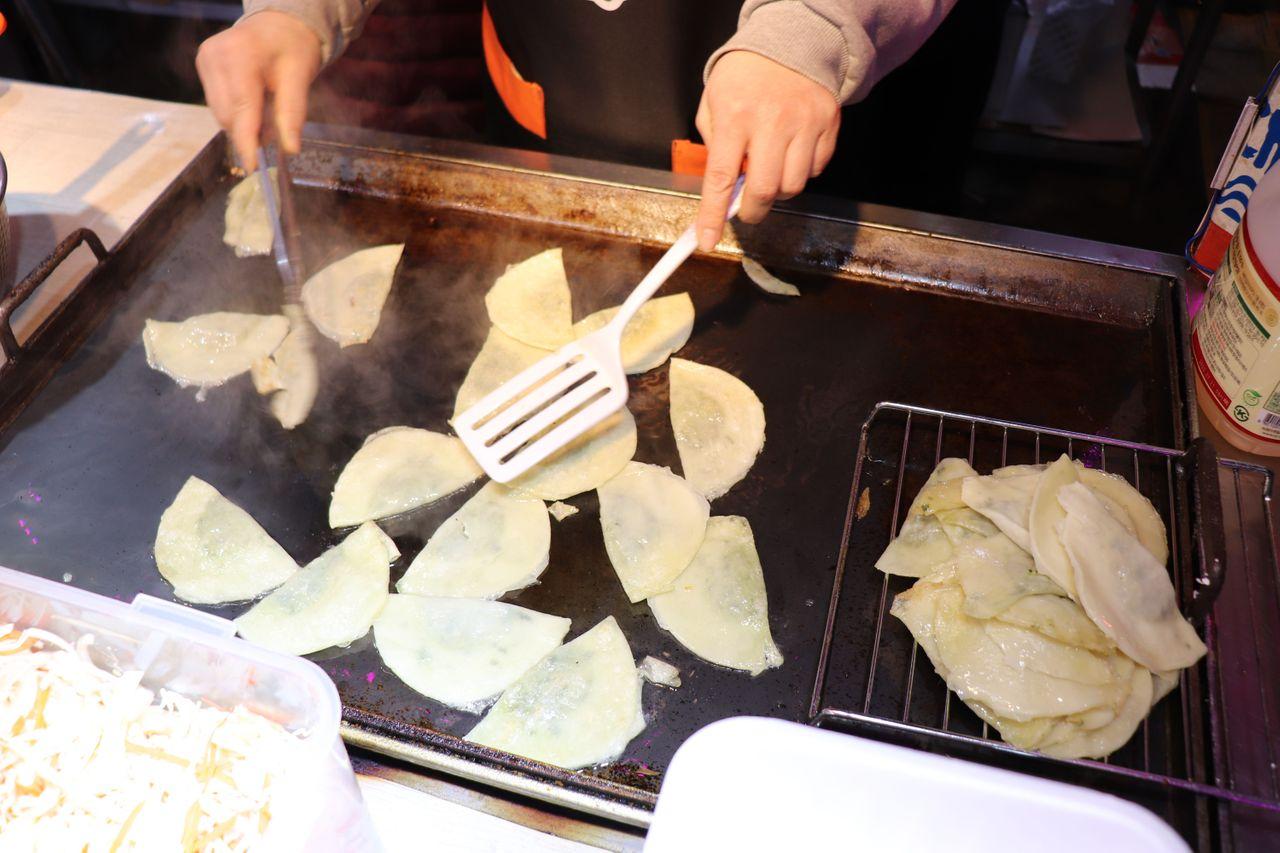 富平市場中的特色食品，嚐試顯示珍貴食材本身的獨特口感
